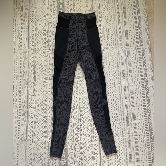 Lululemon Just Breathe‎ Pant Animal Swirl Deep Coal Light / Black leggings - Picture 7 of 13